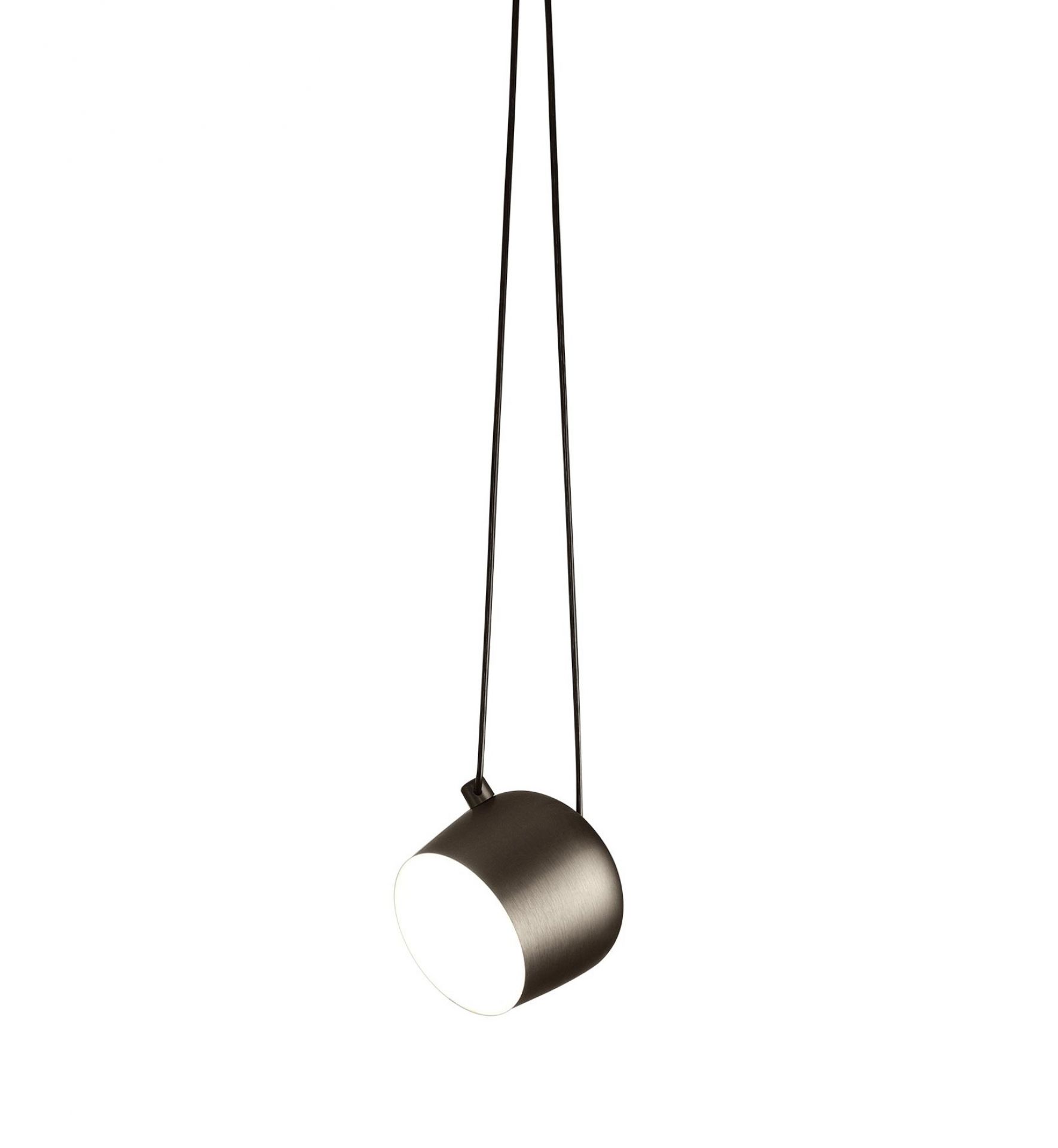 Nahaufnahme der modernen Flos Aim Small Pendelleuchte in Braun mit schwarzem Kabel.
